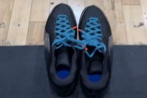 詹姆斯自拍凌晨开车前往训练馆 晒出疑似詹23代战靴👟