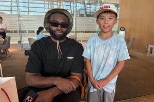 挺巧~杨毅晒图：在首尔转机偶遇杰伦-布朗 小核桃与其合影