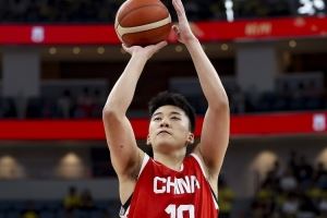 体坛周报：不怯场！20岁王俊杰砍21分 男篮未来4号位答案？