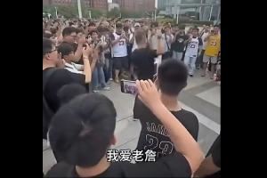 我爱老詹！我为詹狂！大量球迷聚集街头齐喊口号