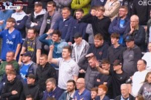 死敌这一块！埃利奥特替补上演维拉首秀，遭埃弗顿球迷狂嘘+辱骂