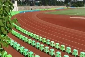 更近距离观赛！川超内江主场跑道内摆放了塑料矮凳