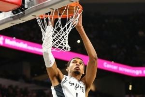 文班7次失误！米奇：季前赛他尝试不同打法与不同阵容搭配磨合