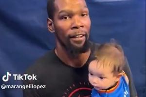 有爱一幕！杜兰特赛前抱起穿着雷霆35号球衣的小婴儿