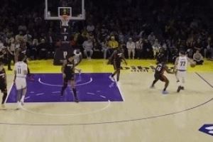 穿针引线!东契奇运球转身潇洒横传 八村塁幸不辱命三分射进