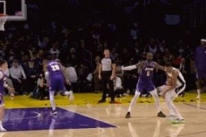 幸无大碍！文班亚马和八村塁对撞膝盖 但二人均继续作战